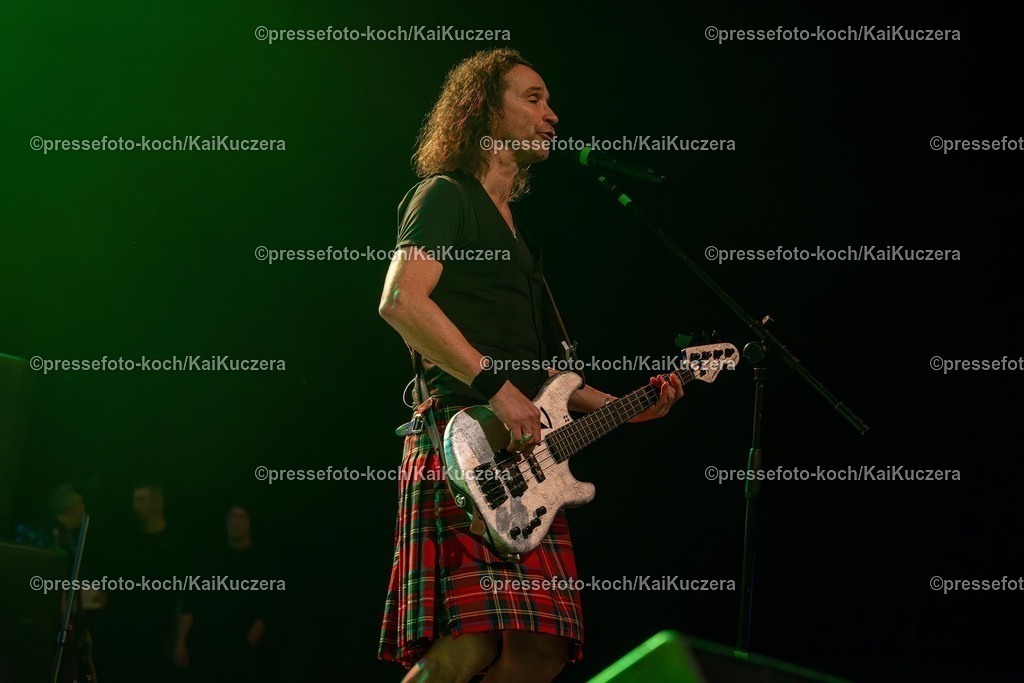 KKU25012501224 | 25.01.2025, xkkux, Düsseldorf, Karnevalsveranstaltung - Die Lachende in der Mitsubishi Electric HALLE. Die Band Brings performt bei ihrem Auftritt. Im Bild Stephan Brings