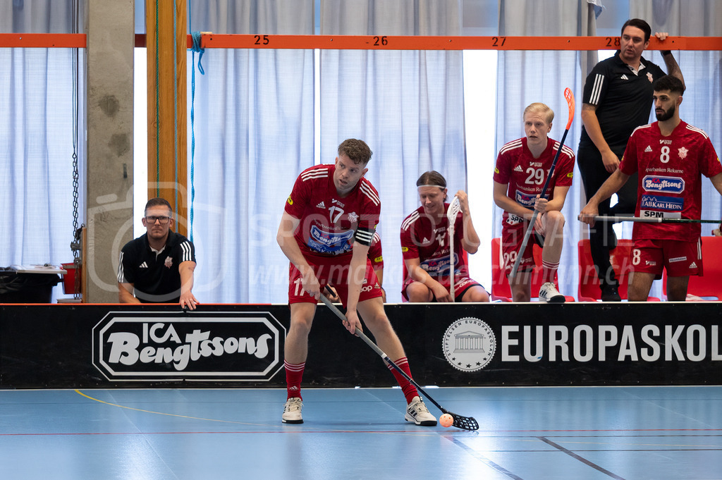 Strängnäs IBK vs Höllvikens IBF - 30. September 2023 | Strängnäs IBK vs Höllvikens IBF
Thomas Arena, Strängnäs
Kalle Karlsson K (#17 Strängnäs IBK).
Bild: Sportfotografie Markus Aeschimann | www.markus-aeschimann.ch - Realisiert mit Pictrs.com