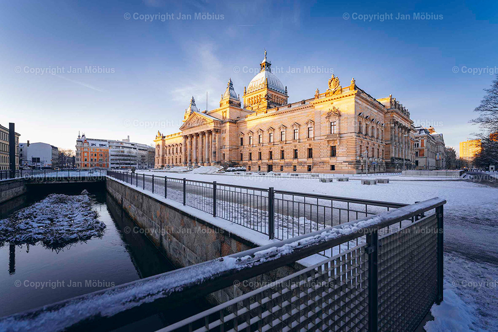 Bundesverwaltungsgericht | Das heutige Bundesverwaltungsgericht in Leipzig blickt auf eine bewegte Geschichte zurück: Ursprünglich als Reichsgericht errichtet, diente das beeindruckende Gebäude später als Bildermuseum. Heute ist es Sitz des höchsten deutschen Gerichts für öffentliches Recht. Die Verbindung aus historischer Architektur, kulturellem Erbe und rechtlicher Bedeutung macht diesen Ort einzigartig – für Besucher, Interessierte und Bildkäufer gleichermaßen. - Realisiert mit Pictrs.com