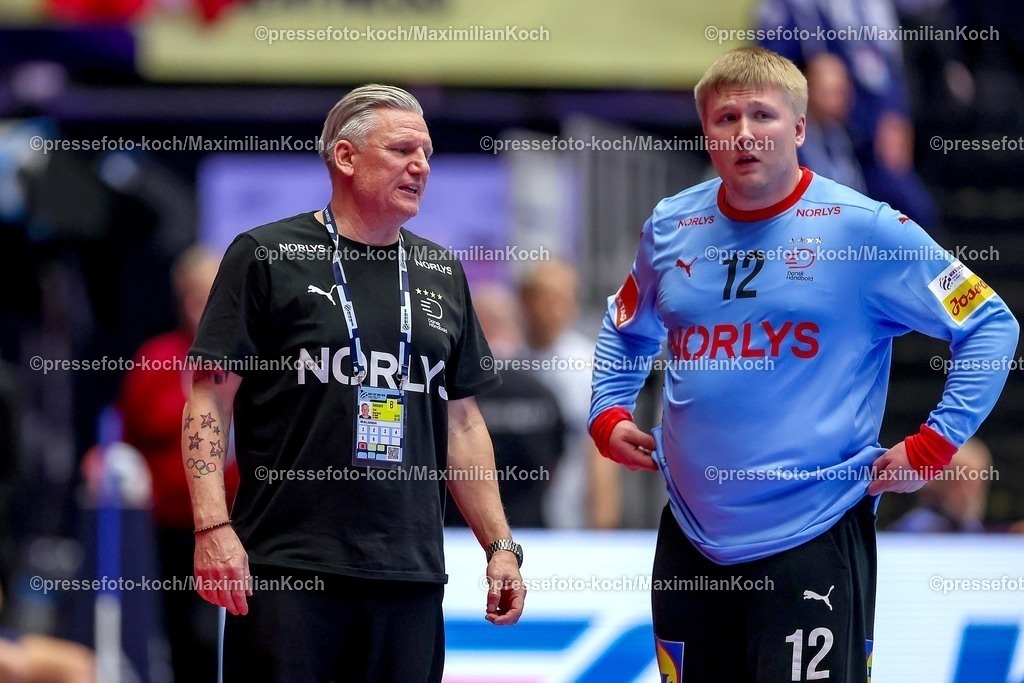 EHF20012602077 | 20.01.2026, Handball, Men's EHF EURO 2026, Dänemark - Portugal, Jyske Bank Boxen in Herning, Dänemark, Preliminary Round:  Headcoach Nikolaj Jacobsen (Denmark #hc) gestikulierend am Spielfeldrand   Emil Nielsen (Denmark #12) 