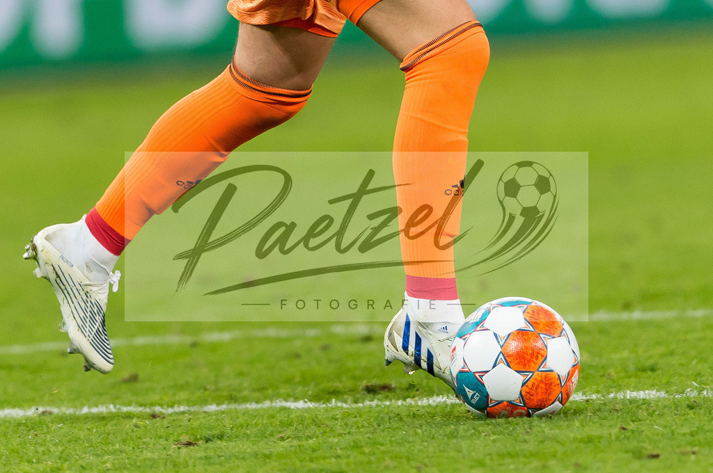 HSVSCF20220419_385 | Fussball, Herren: . Ball am Fuss beim DFB-Pokal-Halbfinalspiel zwischen Hamburger SV und SC Freiburg im Volksparkstadion am 19.04.2022 in Hamburg, Deutschland.DFB / DFL REGULATIONS PROHIBIT ANY USE OF PHOTOGRAPHS AS IMAGE SEQUENCES AND/OR QUASI-VIDEO. - Realisiert mit Pictrs.com