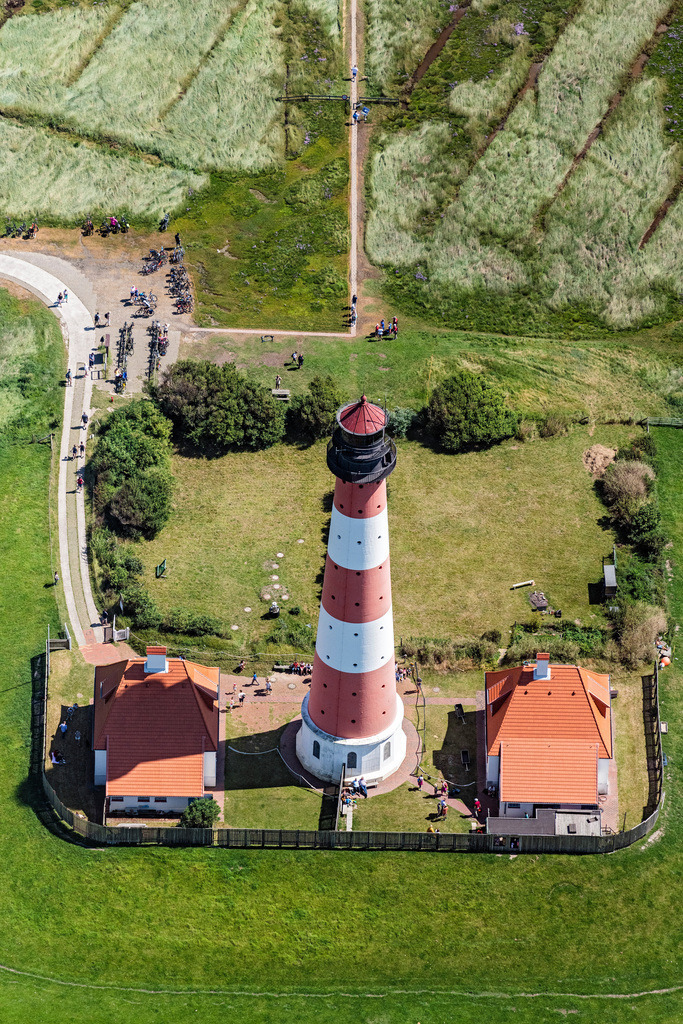 dr__0038897.jpg | WESTERHEVER 23.07.2019 Leuchtturm als historisches Seefahrtszeichen im Küstenbereich der Nordsee im Ortsteil Hauert in Westerhever im Bundesland Schleswig-Holstein. // Lighthouse as a historic seafaring character in the coastal area of North Sea in the district Hauert in Westerhever in the state Schleswig-Holstein. Foto: Daniel Reiter