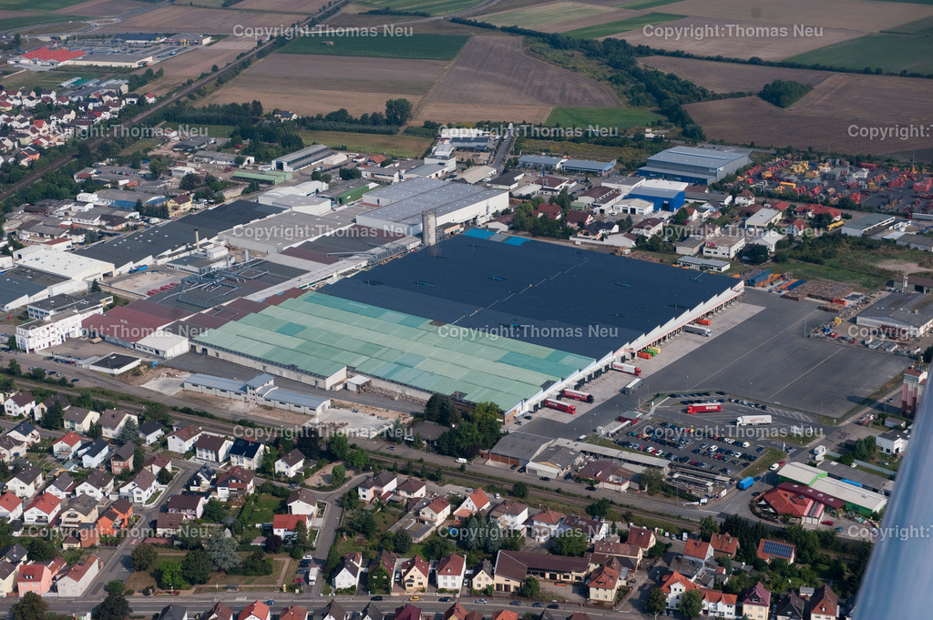 _D7N0918 | Luftbilder Solardächer Bergstrasse  Die zum Zeitpunkt ihrer Errichtung größte Photovoltaik-Dachflächenanlage der Welt wurde 2005 auf dem Gebäude eines Logistikunternehmens in Bürstadt (Hessen) in Betrieb genommen. Die Photovoltaikanlage wird von der Projektgemeinschaft Sonnenfleck-TTS-Bürstadt betrieben, hat eine Nennleistung von 5 MWp.Bild: Thomas Neu,Bild: Thomas Neu