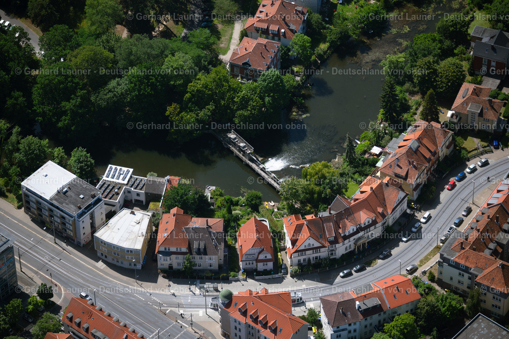 4035641 | BRAUNSCHWEIG 31.07.2020 Staustufe am Ufer des Flußverlauf der Oker an der Straße Am Wendenwehr in Braunschweig im Bundesland Niedersachsen, Deutschland. // Weir on the banks of the flux flow Oker in Brunswick in the state Lower Saxony, Germany. Foto: Gerhard Launer