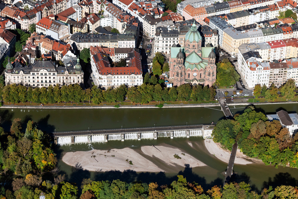 dr__0054062.jpg | MüNCHEN 07.10.2024 Fußgängerbrücke Wehrsteg über dem Fluss Isar vor der Lukaskirche in München im Bundesland Bayern. // Pedestrian bridge Wehrsteg across the river Isar in front of the Lukaskirche church in Munich in the state of Bavaria. Foto: Daniel Reiter