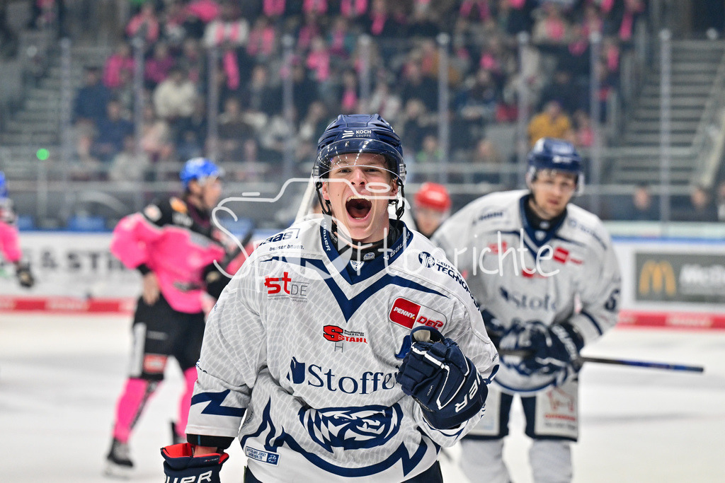 Augsburger Panther - Straubing Tigers | Jubel der Gaeste nach dem Treffer zum 0-2 durch Joshua SAMANSKI (Straubing Tigers #8) / Freude / happy / Tor / Torschuezte / DEL: Augsburger Panther - Straubing Tigers, Curt Frenzel Stadiom am 20.10.2024