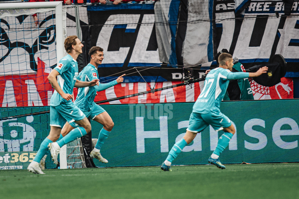 Fußball | Männer | Saison 2025/2026 | 1. Fußball-Bundesliga | 31. Spieltag | Hamburger SV vs. TSG Hoffenheim | 25.04.2026 | Torjubel Fisnik Asllani (#11, TSG Hoffenheim)