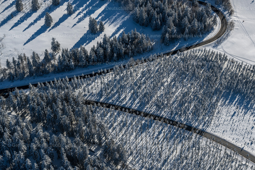4043571 | ALTLASTENBERG 13.02.2021 Winterlich schneebedeckte Verlauf der Straßenführung der Hochsauerland Höhenstraße in Altastenberg im Sauerland im Bundesland Nordrhein-Westfalen, Deutschland. // Wintry snowy street - road guidance of Hochsauerland Hoehenstrasse in Altastenberg at Sauerland in the state North Rhine-Westphalia, Germany. Foto: Gerhard Launer