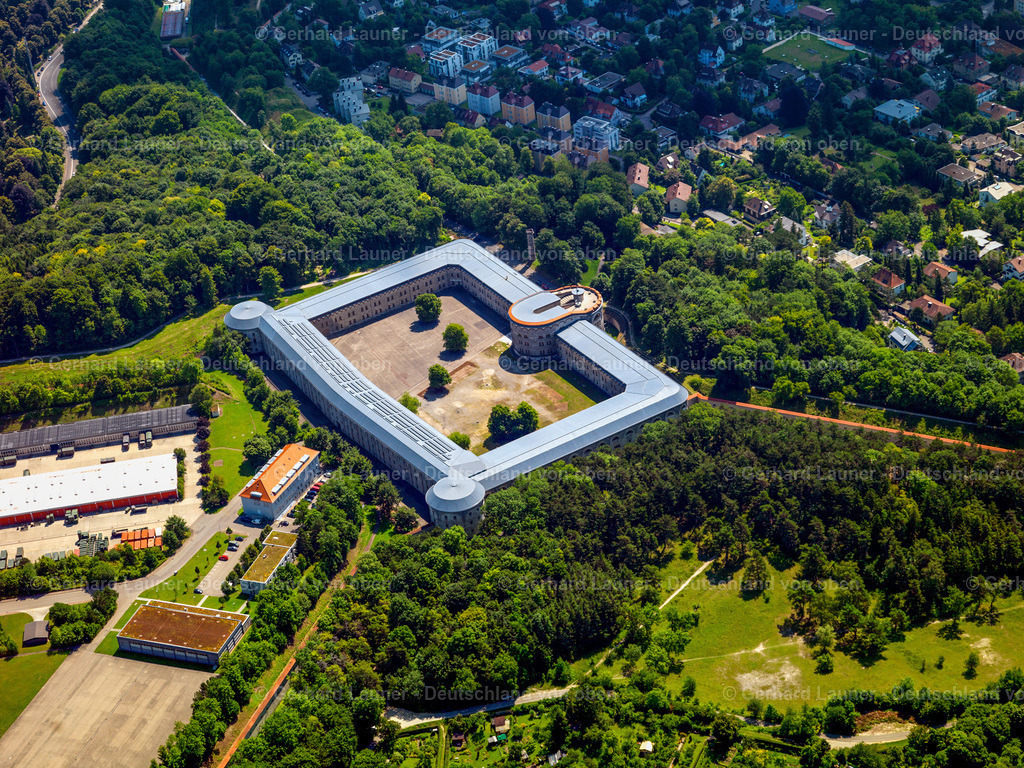 2858890 | Die Bundesfestung Ulm  und Neu-Ulm war eine von fünf deutschen Bundesfestungen, die durch den Deutschen Bund finanziert- und, wie auch zahlreiche Landesfestungen, im 19. Jahrhundert aus- oder neu gebau wurden.
