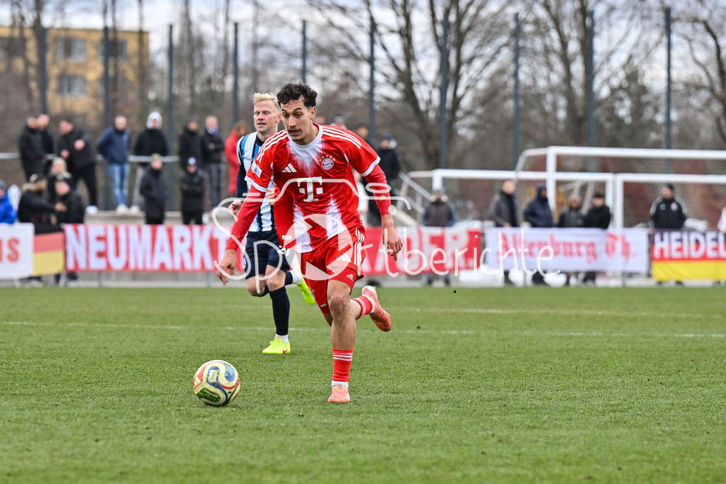 FC Bayern Amateure - Stuttgarter Kickers | MUNICH, GERMANY - 07. FEBRUARY: am Ball Mudaser SADAT (FC Bayern München II 7) / Einzelfoto / Freisteller während dem Testspiel zwischen den Amateuren des FC Bayern und den Stuttgarter Kickers am FC Bayern Campus