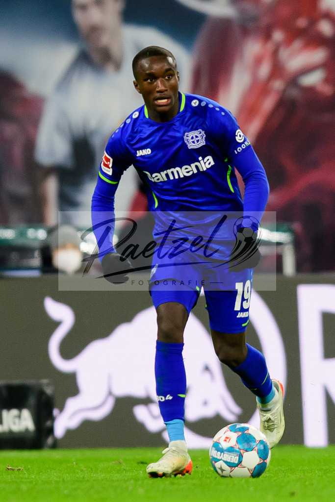 RBLLEV20211128_140 | Fussball, Herren: Moussa Diaby (Bayer 04 Leverkusen) in Aktion, am Ball, Einzelaktion bei dem Spiel der 1. Bundesliga zwischen RB Leipzig und Bayer 04 Leverkusen in der Red Bull Arena am 28.11.2021 in Leipzig, Deutschland.DFB / DFL REGULATIONS PROHIBIT ANY USE OF PHOTOGRAPHS AS IMAGE SEQUENCES AND/OR QUASI-VIDEO. - Realisiert mit Pictrs.com