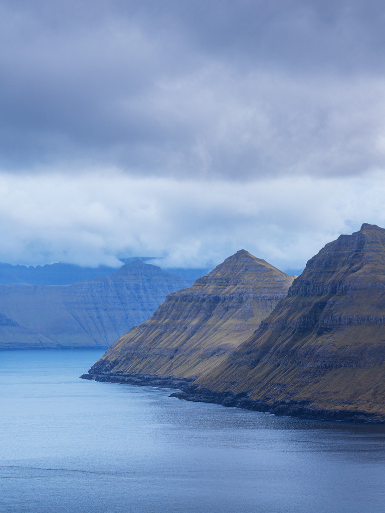 Blick auf den Fjord Funningsfjørður auf der Färöer Insel Eysturoy | Blick auf den Fjord Funningsfjørður auf der Färöer Insel Eysturoy.