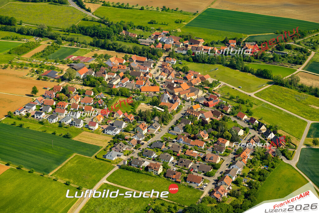 Das Luftbild zeigt Mühlhausen Estenfeld - Die Luftaufnahme wurde 2023 vom UL-Flugzeug aus erstellt ( keine Drohne ) - Hochauflösende Luftaufnahme - Für grossformatige Ausdrucke geeignet. Die Geschenkidee !Mit Lizenz und Bildrechte bestellbar