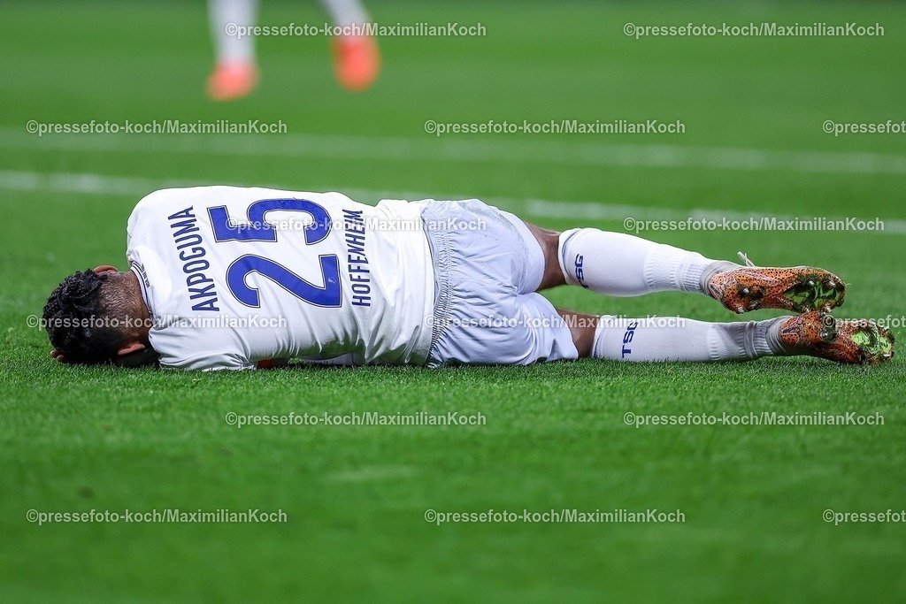 Lev02022502163 | 02.02.2025, Fußball, Bayer 04 Leverkusen - TSG 1899 Hoffenheim, 1. Fußball Bundesliga, 20. Spieltag, BayArena, Saison 2024 2025: Kevin Akpoguma (Hoffenheim #25) liegt mit Schmerzen auf dem SpielfeldDFB regulations prohibit any use of photographs as image sequences and or quasi-video.