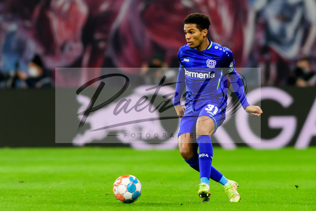 RBLLEV20211128_105 | Fussball, Herren: Amine Adil (Bayer 04 Leverkusen) in Aktion, am Ball, Einzelaktion bei dem Spiel der 1. Bundesliga zwischen RB Leipzig und Bayer 04 Leverkusen in der Red Bull Arena am 28.11.2021 in Leipzig, Deutschland.DFB / DFL REGULATIONS PROHIBIT ANY USE OF PHOTOGRAPHS AS IMAGE SEQUENCES AND/OR QUASI-VIDEO. - Realisiert mit Pictrs.com