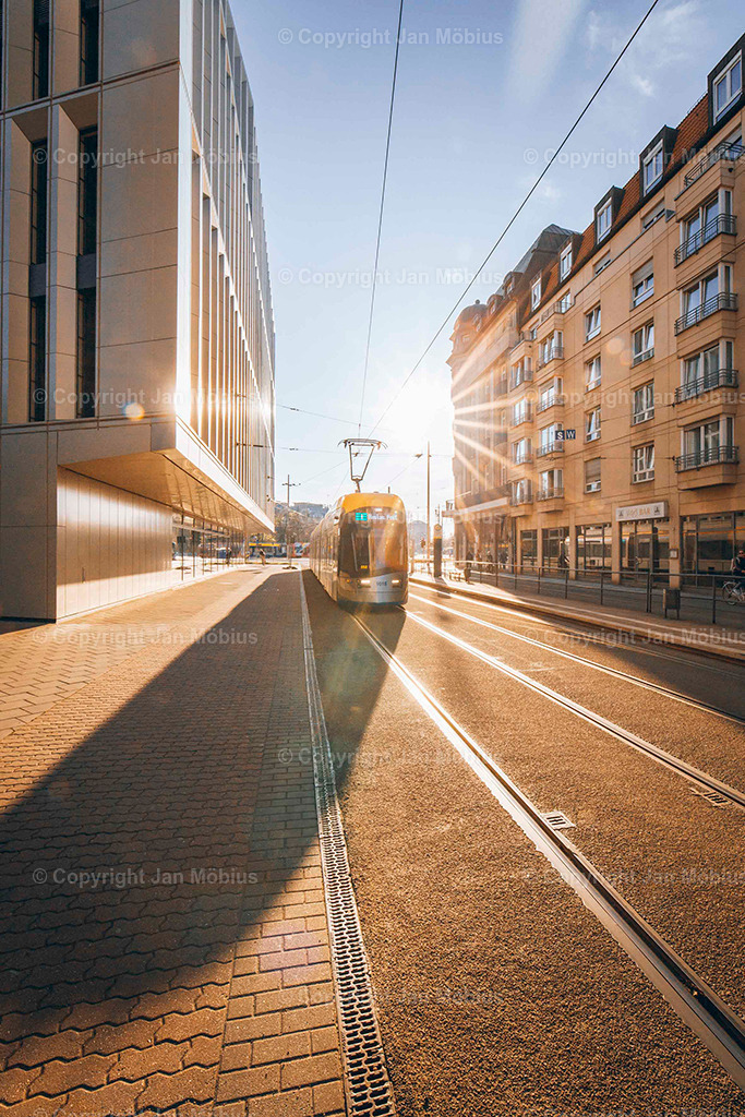 Wintergartenstraße | Die Wintergartenstraße in Leipzig liegt direkt am Hauptbahnhof und verbindet moderne City-Architektur mit Einkaufsmöglichkeiten, Gastronomie und urbanem Verkehrsknotenpunkt. - Realisiert mit Pictrs.com