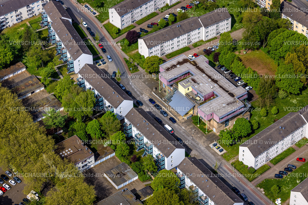 Oberhausen240401160 | Luftbild, Mehrgenerationenhaus Bürgerzentrum Alte Heid im Knappenviertel an der Knappenstraße, Mehrfamlien-Reihenhäuser Alte Heid, Bermensfeld, Oberhausen, Ruhrgebiet, Nordrhein-Westfalen, Deutschland
