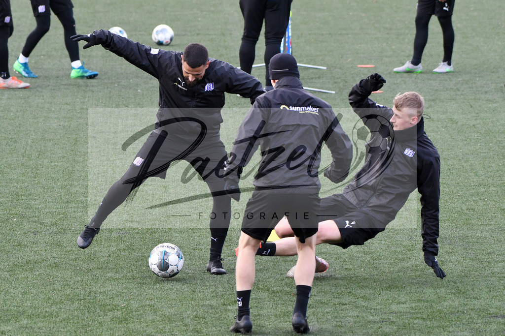 20200131_TRAOSN_0017 | Fußball, Herren: Marcos Alvarez (VfL Osnabrueck) und Lukas Gugganig (VfL Osnabrueck) im Zweikampf waehrend der Trainingseinheit des VfL Osnabrueck im Sportpark Illoshoehe am 31.01.2020 in Osnabrueck, Deutschland. - Realisiert mit Pictrs.com