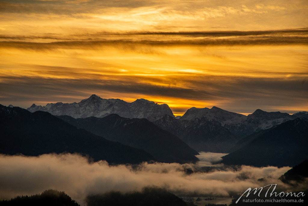 Zugspitzblick mit Morgennebel | Dies ist der Online-Shop von naturfoto.michaelthoma.de. Ich bin leidenschaftlicher Naturfotograf und fotografiere von der Andromedagalaxie bis zum Zwergtaucher, von der Ameise bis zum Orionnebel alles was mit Natur zu tun hat. Hier kann eine Auswahl meine - Realisiert mit Pictrs.com