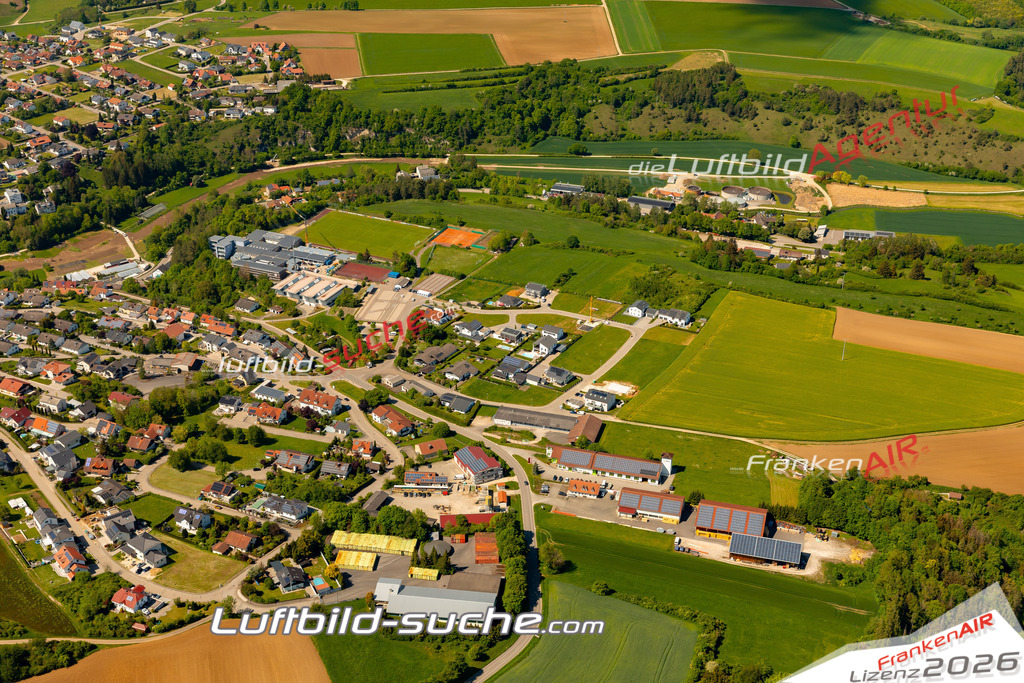 Das Luftbild zeigt :  Altmannstein - Die Luftaufnahme wurde 2024 vom UL-Flugzeug aus erstellt ( keine Drohne ) - Hochauflösende Luftaufnahme - Für grossformatige Ausdrucke geeignet. Die Geschenkidee !Mit Lizenz und Bildrechte bestellbar