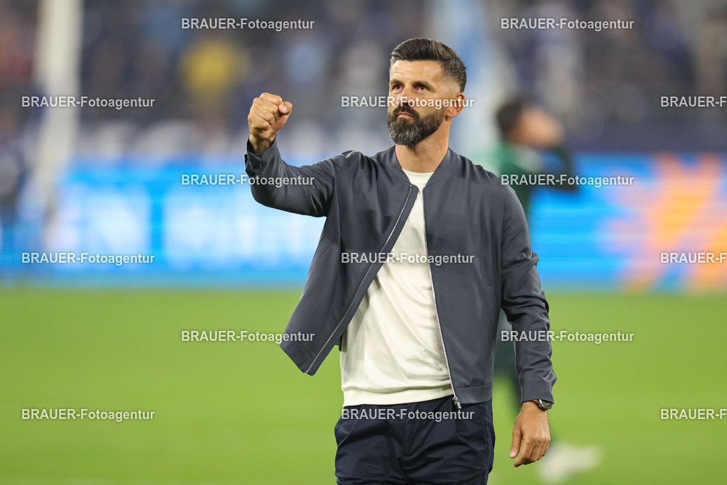1_S04BER_20250801_3995.JPG -  - FC Schalke 04 - Hertha BSC Berlin - 2. Bundesliga | Gelsenkirchen, Deutschland, 01.08.25: Trainer Miron Muslic (FC Schalke 04) gestikuliert, Gestik nach dem Spiel der 2. Bundesliga zwischen FC Schalke 04 - Hertha BSC Berlin in der Veltins-Arena am 01. August 2025 in Gelsenkirchen, Deutschland. (Foto von Stefan Brauer/Brauer-Fotoagentur)DFB/DFL REGULATIONS PROHIBIT ANY USE OF PHOTOGRAPHS AS IMAGE SEQUENCES AND/OR QUASI-VIDEO.