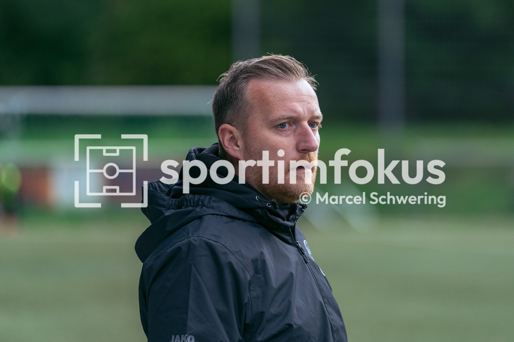 TSV 05 Ronsdorf – SSV Bergisch Born II | Trainer Kai Östrich vom TSV Ronsdorf an der Seitenlinie. Bezirksliga Niederrhein, Gruppe 2: TSV 05 Ronsdorf gegen SSV Bergisch Born II, Wuppertal, 11.10.2026. Endstand: 3:1. sportimfokus / Marcel Schwering - Realisiert mit Pictrs.com