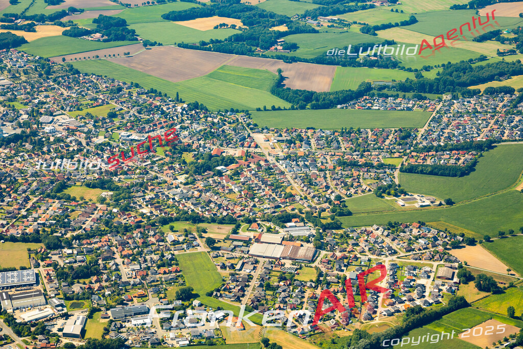 Aktuelles Luftbild von  Dinklage - Die Luftaufnahme wurde 2022 mittels UL-Flugzeug erstellt ( keine Drohne ) - hochauflösende Kamera-Systeme von  Canon -Beste Qualität - Für grossformatige Ausdrucke geeignet. Die Geschenkidee !