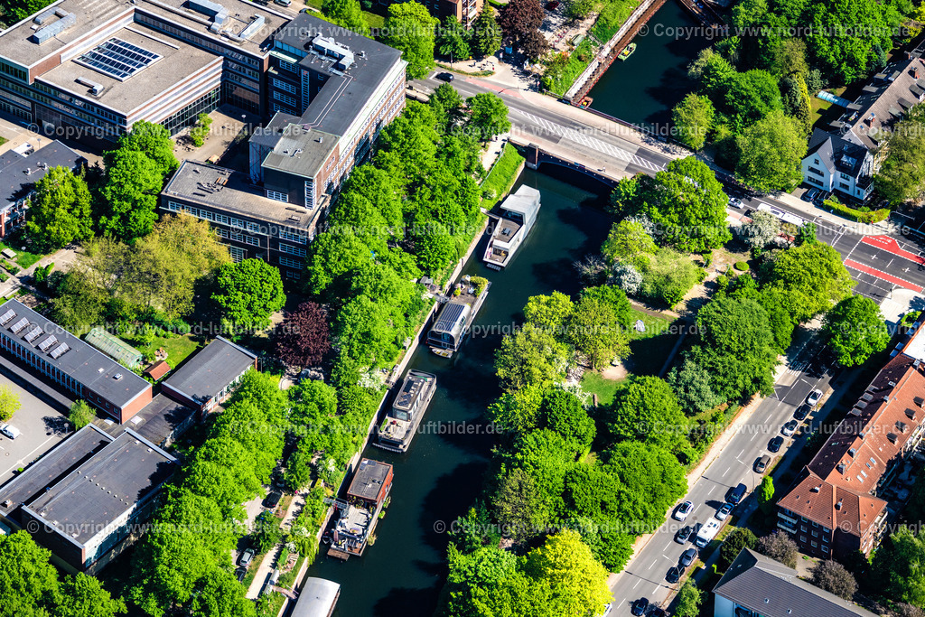 Hamburg_Mundsburg_Eilbekkanal_Uferstrasse_Hausboote_ELS_3015010525 | HAMBURG 01.05.2025 Kanalverlauf und Uferbereiche des Verbindungs- Kanales " Eilbekkanal " an der Uferstraße im Ortsteil Barmbek in Hamburg, Deutschland. // Canal course and shore areas of the connecting canal " Eilbekkanal " on street Uferstrasse in the district Barmbek in Hamburg, Germany. Foto: Martin Elsen