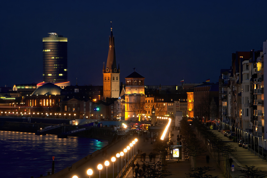 Altstadt Dusseldorf | Upscaled with Gigapixel v8.4.4. 3011x2007 => 6022x4014 (2x) Model: RecoveryV2, detail: 0.5