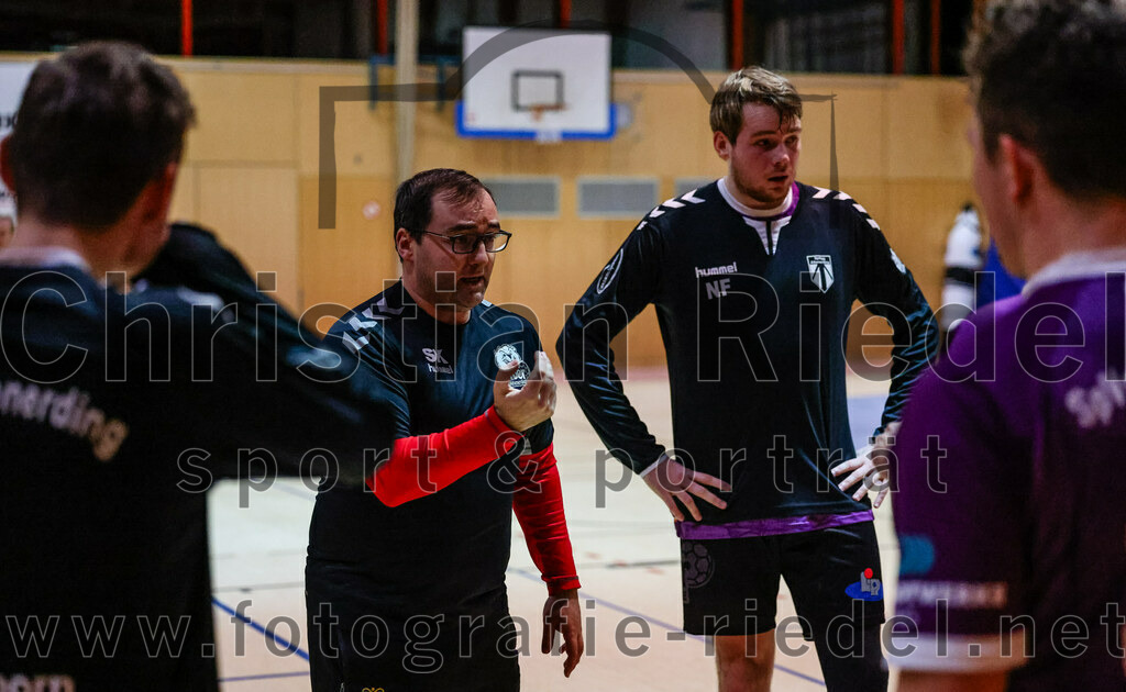 2023-11-11_059_SpVgg_Altenerding_gegen_HC_Donau-Paar | Erding, Deutschland, 11.11.2023:
Handball, Bezirksoberliga Männer 2023 / 2024, 7. Spieltag, SpVgg Altenerding gegen HC Donau/Paar, Endergebnis: 44:32

Trainer Simon Klawe (Spvgg Altenerding)

Foto: Christian Riedel / fotografie-riedel.net