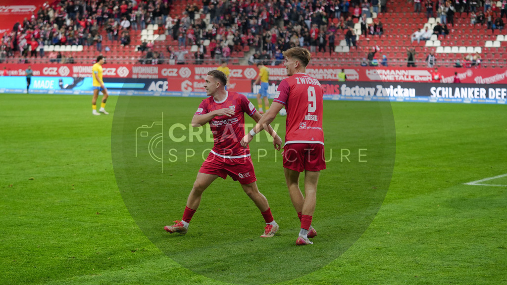 Fußball, Herren, Saison 2025/2026, Regionalliga Nordost, 14. Spieltag, FSV Zwickau vs. FSV 63 Luckenwalde, Samstag 01.11.2025, GGZ-Arena Zwickau | Fußball, Herren, Saison 2025/2026, Regionalliga Nordost, 14. Spieltag, FSV Zwickau vs. FSV 63 Luckenwalde, Samstag 01.11.2025, GGZ-Arena Zwickau, Im Bild: Nick Breitenbücher (l.) jubelt mit Lennard Möbius (r.) - Realisiert mit Pictrs.com