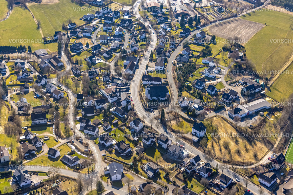 Eslohe220304036Cobbenrode | Luftbild, Ortsansicht und Kirche St. Nikolaus in Cobbenrode, B55 Cobbenrode Höhe Kirche, Ortsdurchfahrt, Eslohe, Sauerland, Nordrhein-Westfalen, Deutschland