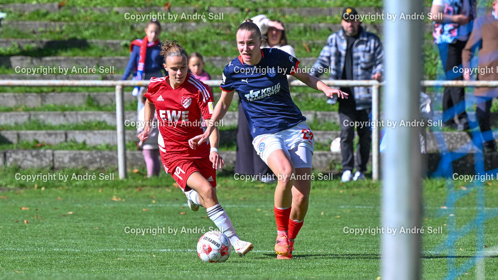 Holstein Kiel vs SpVg Aurich | Alia Redant (Holstein #25) vs Barbara Serra (Aurich #19) / Fußball-Regionalliga Nord Frauen 2026/2027 / Holstein Kiel vs SpVg Aurich / Waldwiese / Kiel / 20.09.26 - Realisiert mit Pictrs.com