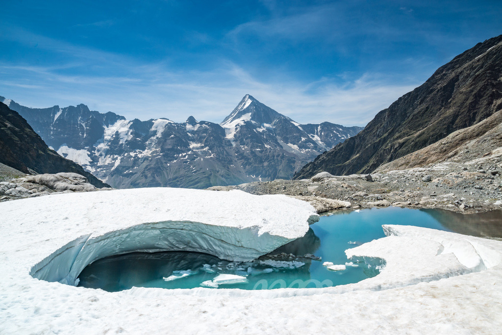 Gletscherbrücke | Die ideale Geschenkidee für Naturliebhaber. Naturbilder von Marcel Gross Photography für ihr Zuhause in den verschiedensten Formaten und Materialien. - Realisiert mit Pictrs.com