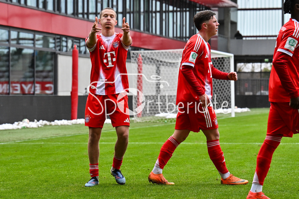 FC Bayern München - Berliner Athletik Klub | MUNICH, GERMANY - 21. FEBRUARY: Jubel der Bayern nach dem Treffer zum 2-1 durch Yll GASHI (FC Bayern München U19 9) / Tor / Torschuetze / Freude / Happy während dem Spiel zwischen der U19 des FC Bayern München und der U19 des Berliner Athletik Klubs am 3. Spieltag der DFB-U19 Nachwuchsliga am FC Bayern Campus