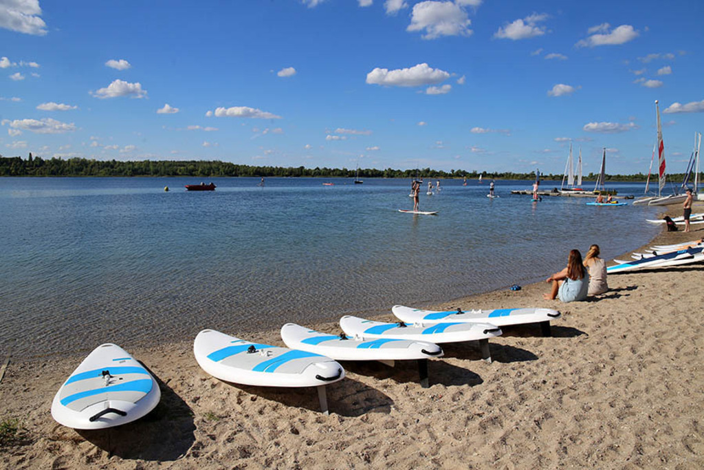 Schladitzer See - All-on-Sea Sport Resort | Entdecke über 20 Kategorien Leipzig-Motive: Foto-Downloads, hochwertige Poster, Leinwand- & Fine-Art-Prints. Jetzt Lieblingsfoto im Bildlexikon Leipzig Shop bestellen!