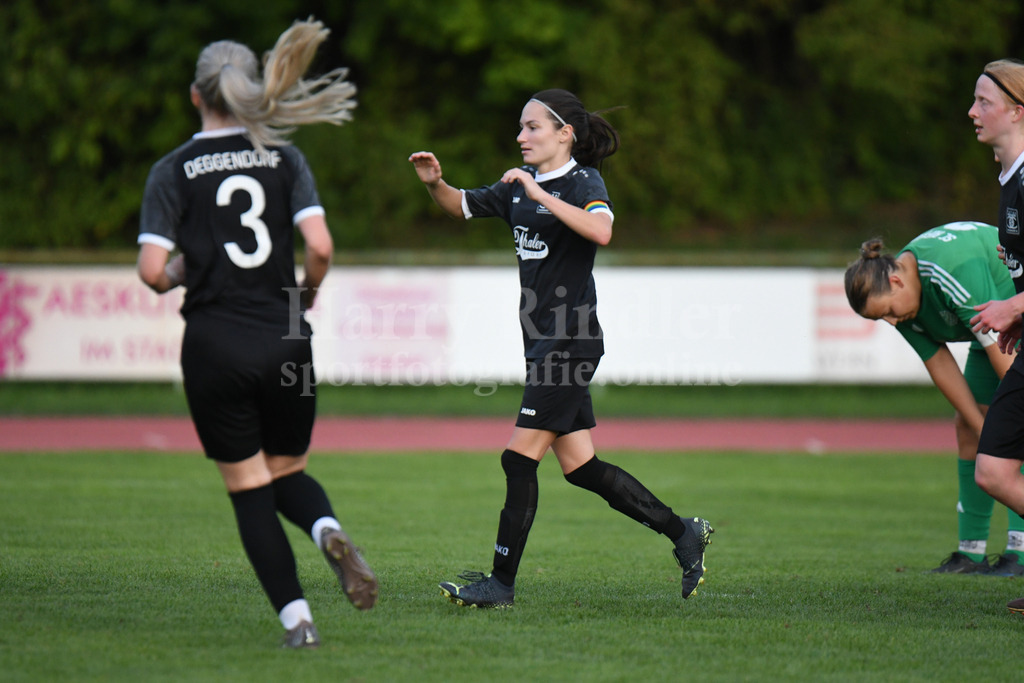 SpVgg GW Damen : SC AufhausenSpVgg GW Deggendorf : TSV Karpfham | Doppel-Torschützin Eva Hofmaier  (SpVgg GW Damen) - Realisiert mit Pictrs.com