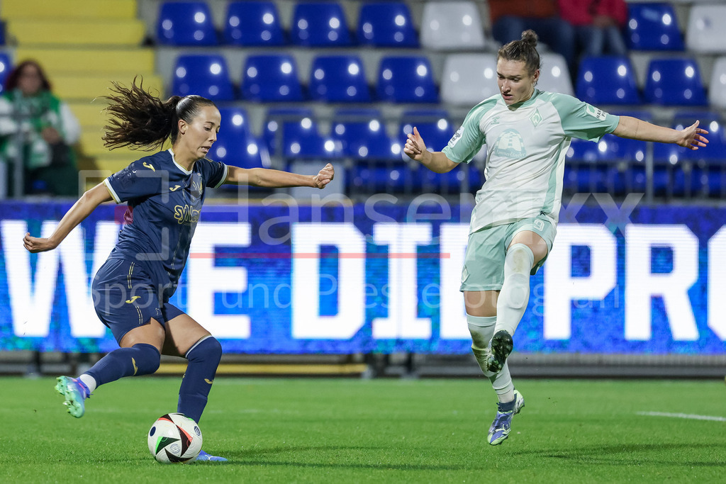 Fussball, Google Pixel Frauen-Bundesliga, TSG 1899 Hoffenheim - SV Werder Bremen | v.li.: Marta Cazalla Garcia (TSG 1899 Hoffenheim, 15) und Sophie Weidauer (SV Werder Bremen, 9) im Zweikampf, Duell, Dynamik, Aktion, Action, Spielszene, DIE DFB-RICHTLINIEN UNTERSAGEN JEGLICHE NUTZUNG VON FOTOS ALS SEQUENZBILDER UND/ODER VIDEOÄHNLICHE FOTOSTRECKEN. DFB REGULATIONS PROHIBIT ANY USE OF PHOTOGRAPHS AS IMAGE SEQUENCES AND/OR QUASI-VIDEO.