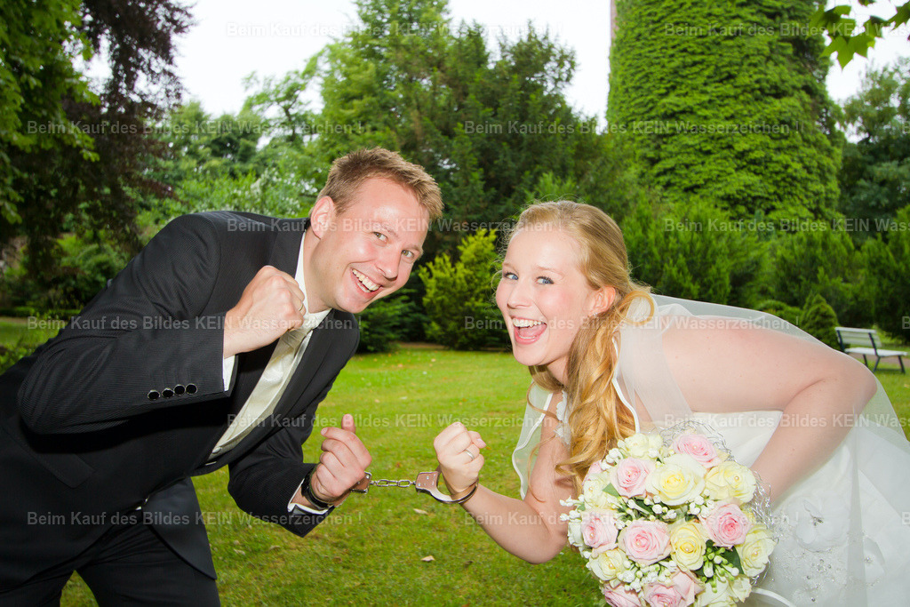 64_Hochzeit  -2417 | Manche Brautpaare vergisst man nie--- In den vielen Jahren als Hochzeitsfotograf durfte ich hunderte Brautpaare an ihrem besonderen Tag begleiten. Jede Hochzeit war einzigartig, jede Geschichte hatte ihre ganz eigenen Momente. Und doch gibt es Menschen, die einem besonders in Erinnerung bleiben.--- Julia und Tino gehören für mich dazu. Mit ihrer herzlichen Art, ihrer positiven Ausstrahlung und ihrer spürbaren Freude haben sie ihren Hochzeitstag zu etwas ganz Besonderem gemacht. Die entstandenen Bilder gefielen mir so gut, dass sie viele Jahre meine Hochzeitsflyer und Werbematerialien prägten. Sie wurden gewissermaßen zu den Gesichtern meiner Hochzeitsfotografie.  Wenn ich diese Fotos heute wieder anschaue, erinnere ich mich nicht nur an eine wunderschöne Hochzeit. Ich denke auch daran, wie viel Vertrauen mir so viele Brautpaare über die Jahre entgegengebracht haben. Dafür bin ich bis heute sehr dankbar.--- Liebe Julia, lieber Tino – falls ihr diese Zeilen irgendwann einmal lesen solltet: Vielen Dank, dass ich euch an diesem besonderen Tag begleiten durfte. - Realisiert mit Pictrs.com