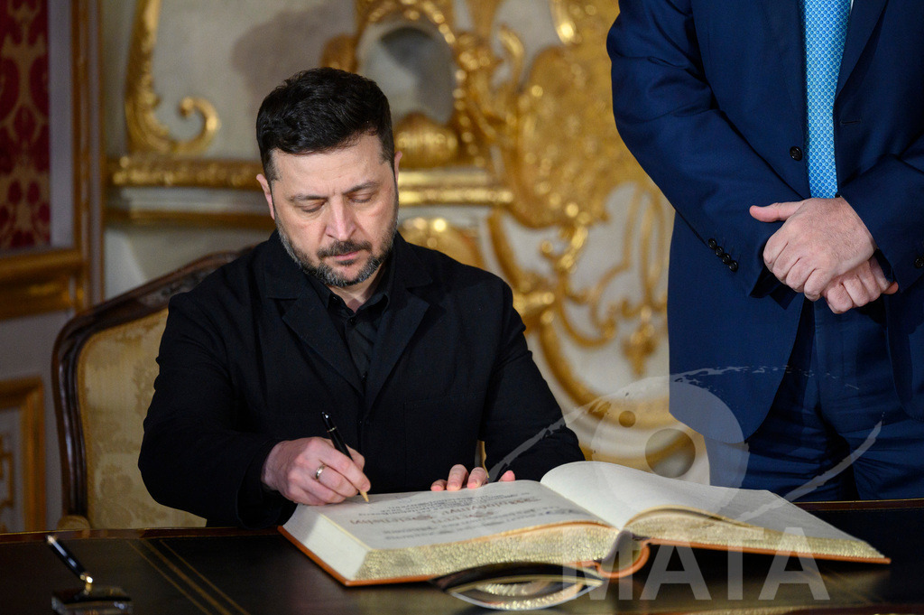 _DWI5185 | Politiker Wolodymyr Selenskyj, Präsident der Ukraine, unterzeichnet das Gästebuch in der Münchner Residenz vor der Verleihung des Ewald-von-Kleist-Preises. Der diesjährige Ewald-von-Kleist-Preis wird am Rande der Münchner Sicherheitskonferenz 2026 an das ukrainische Volk vergeben. München, 14.02.2026 Bayern Deutschland - Realized with Pictrs.com