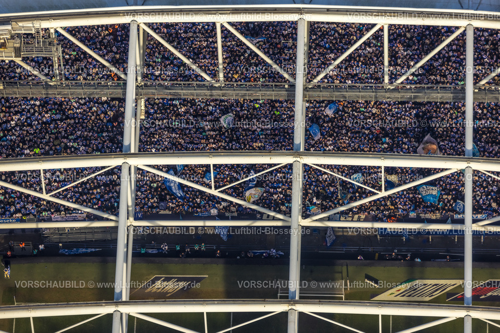 Gelsenkirchen240304915Schalke | Luftbild, Veltins-Arena Bundesligastadion des FC Schalke 04 mit offenem Dach, Fußballfans Zuschauer auf der Tribüne durch das offene Dach fotografiert, Erle, Gelsenkirchen, Ruhrgebiet, Nordrhein-Westfalen, Deutschland