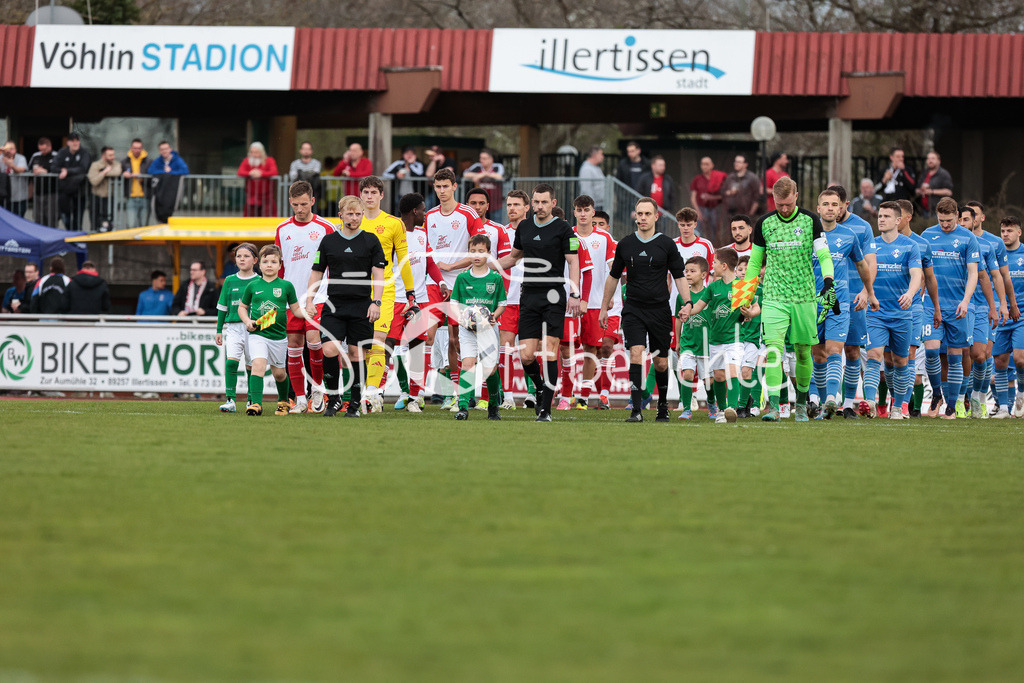 FV Illertissen - FC Bayern Amateure | Die beiden Mannschaften laufen zusammen mit Schiedsrichter Manuel STEIGERWALD ein