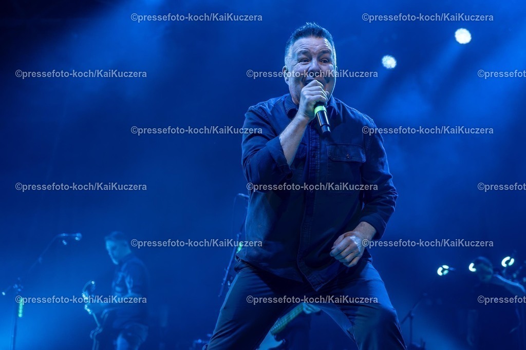 KKU02022501008 | 02.02.2025, xkkux, Düsseldorf, Die Band Dropkick Murphys performt bei ihrem Konzert in der Mitsubishi Electric HALLE. Im Bild Sänger Ken Casey