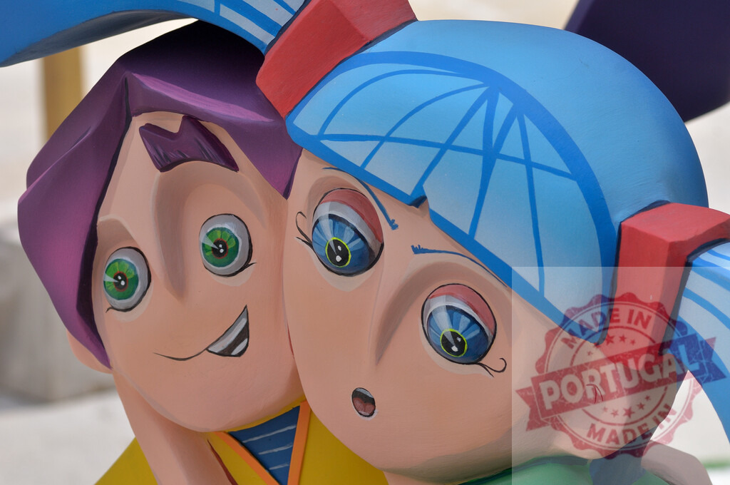 Colorful cartoon kids statue representing friendship and happiness. Fallas Fiestas Communidad Valenciana | Colorful cartoon characters hugging, symbolizing childhood and connection - Realisiert mit Pictrs.com