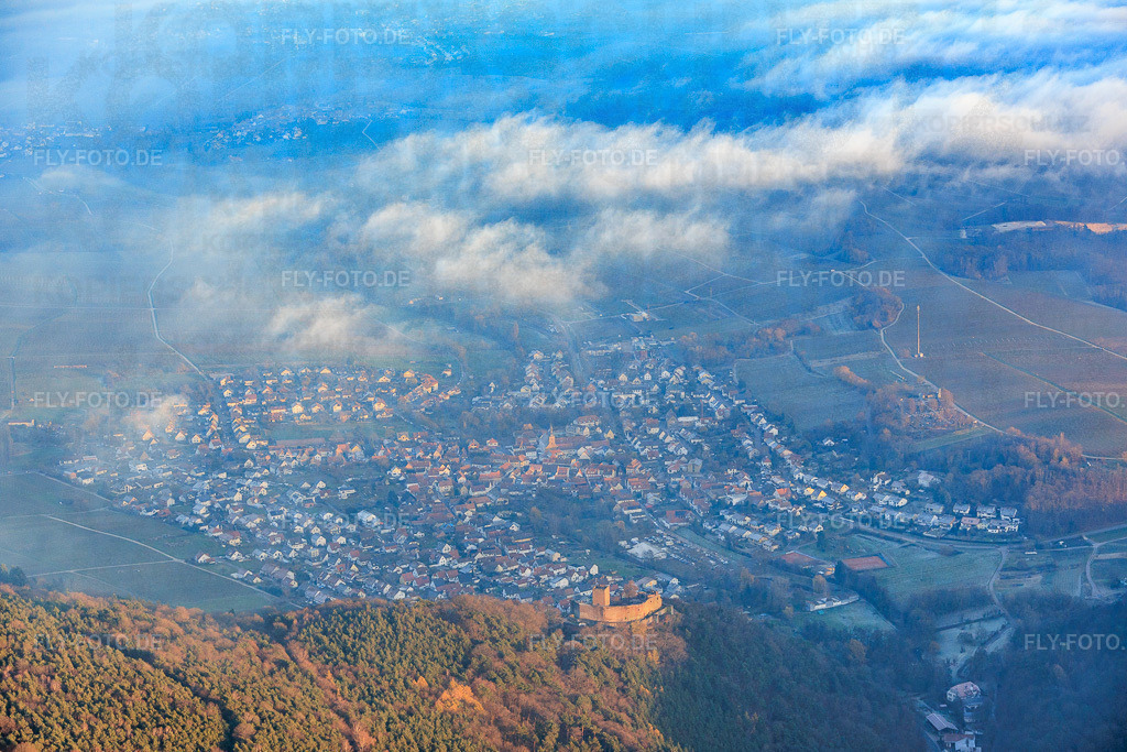 Ortsansicht von Westen mit Burg Landeck im Abendlicht | Luftbild: Ortsansicht von Westen mit Burg Landeck im Abendlicht in Klingenmünster im Bundesland Rheinland-Pfalz in Deutschland. Foto: IMG_151942.jpg vom 22.11.2025 durch Werner Riehm/FLY-FOTO.de - Realisiert mit Pictrs.com