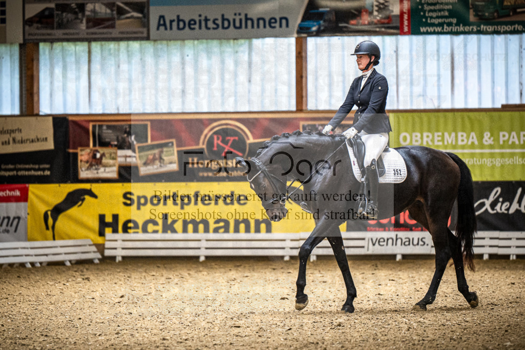 DOS_0235 | Entdecke hochwertige Reitturnierfotos von Foto Oger. Professionell, emotional und authentisch – jetzt Lieblingsmomente im Shop bestellen.Deutschlandweite Turnierfotografie. - Realisiert mit Pictrs.com