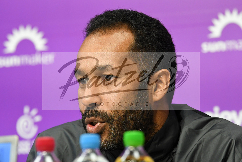 20200304_PKOSNA_0007 | Fussball, Herren: Trainer Daniel Thioune (VfL Osnabrueck) schaut waehrend der Pressekonferenz des VfL Osnabrueck im Presseraum des Stadion an der Bremer Bruecke am 04.03.2020 in Osnabrueck, Deutschland. - Realisiert mit Pictrs.com