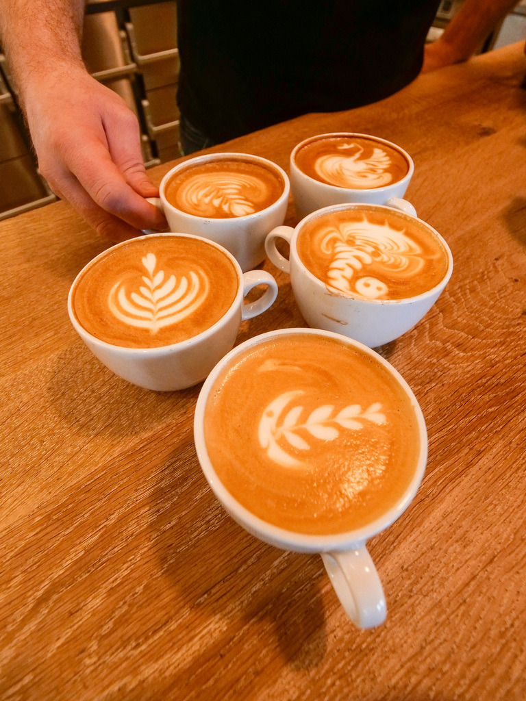 Milchschaum | Ludwigsburg - In Ludwigsburg gibt  Kaffeebesitzer Manuel Sengenberger Kurse im Kreieren von Milchschaum. - Realisiert mit Pictrs.com