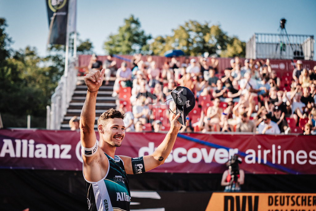 Beachvolleyball | Männer | Allianz German Beach Tour 2025 | Tourstop München | 04.07.2025 | Mathias Seiser läuft in die Arena ein