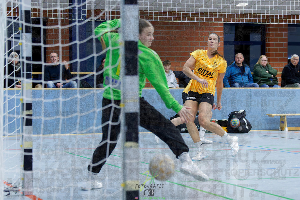 Frauen Oberliga Mitte (HHV); HSG Eibelshausen/Ewersbach - HSG Wettenberg II | Frauen Oberliga Mitte (HHV); HSG Eibelshausen/Ewersbach - HSG Wettenberg II am 13.12.2025 in Steinbrücken (Sporthalle am Hammerweiher)Photo © 2025 - Jörg Heinrich - Realisiert mit Pictrs.com